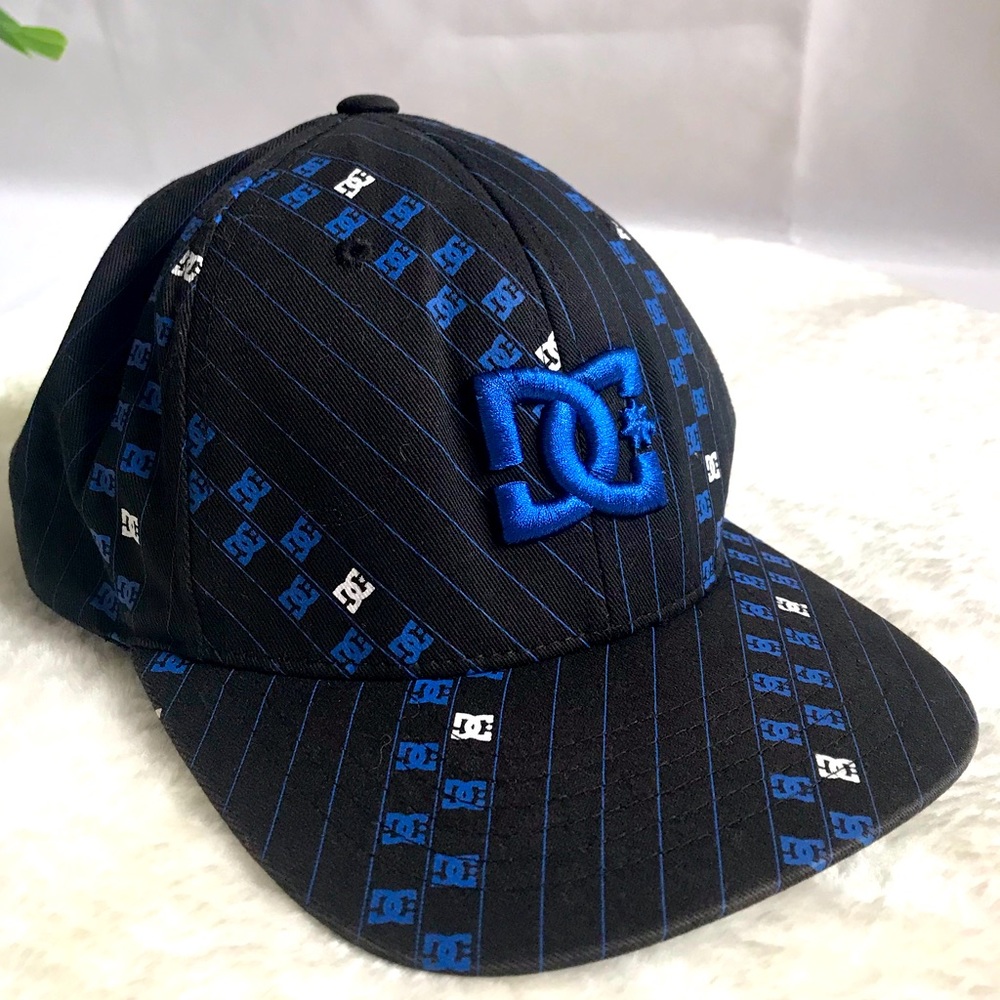 Mens DC black blue logo flexfit hat